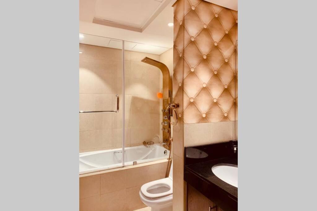 Apartment Luxurious Pool View Apt In The Heart Of Downtown. Dubai